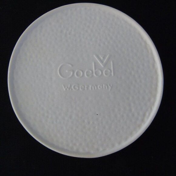 Goebel Merry Wanderer Hummel Plaque Germany Vintage 1976 Collectors Club Bisque - Picture 3 of 5